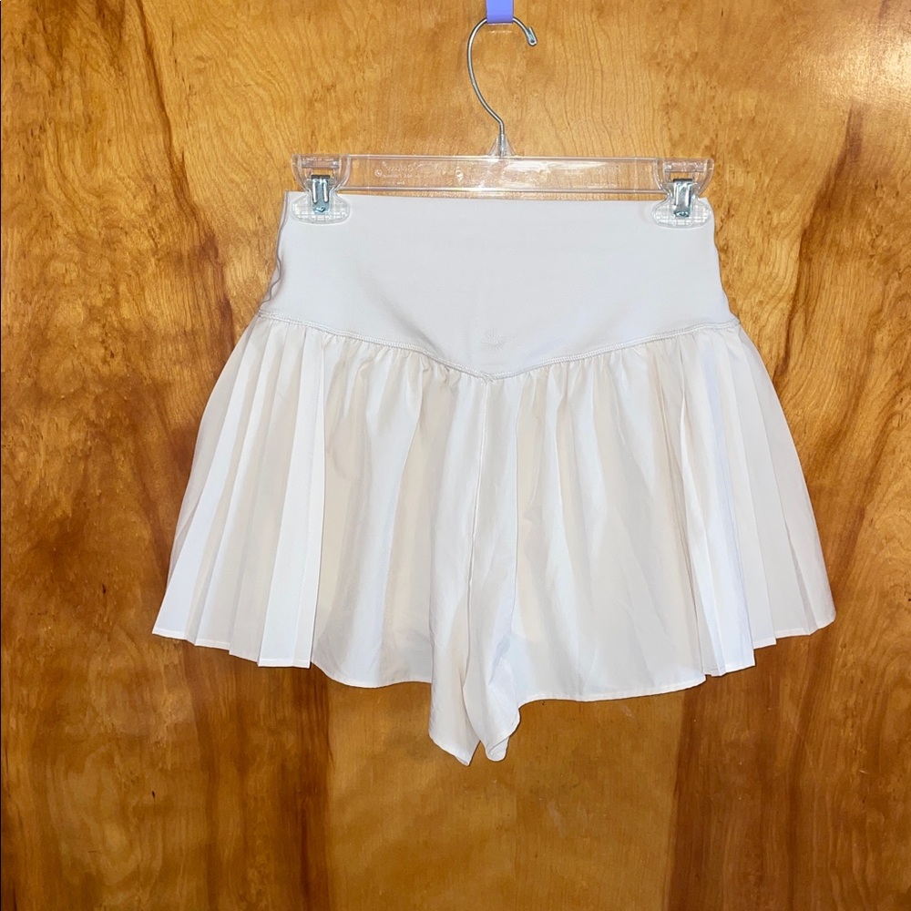 Offline by Aerie Flowy Pleated Athletic Shorts Cream Size Medium - Picture 11 of 12